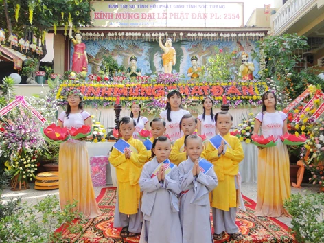 Vũ đoàn Sen Trăng và quý sư tiểu chùa Năng Nhơn ca mừng Phật đản.jpg