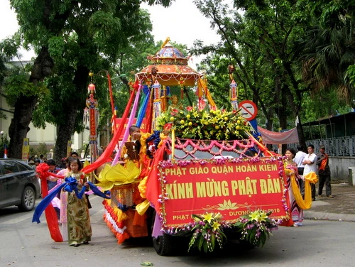 Rước xe hoa mừng ngày Phật đản