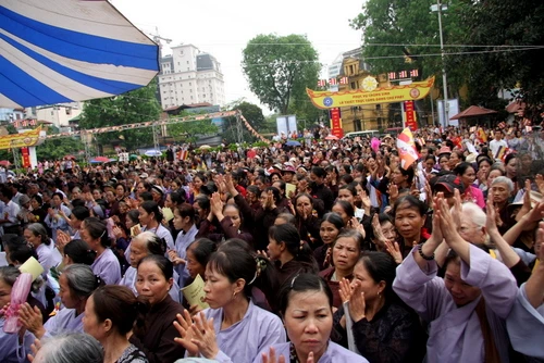 Phật tử khắp cả nước đổ về Lễ Phật tại Cung văn hóa Hữu nghị