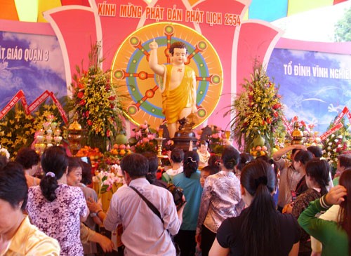 Đông đảo người dân thực hiện nghi lễ tắm Phật Phật tử, người dân cúng bái, cầu may tại chùa Vĩnh Nghiêm Nhiều phụ huynh đưa con em, cũng như các bạn trẻ đến chùa để cúng viếng Lòng thành kính trước cửa Phật Phóng sinh... Các đoàn thể, cá nhân gửi lẵng hoa mừng Đại lễ Phật đản 2010 Không khí diễn ra trang nghiêm, trật tự, nhưng vẫn còn một số ít người bán hàng chèo kéo khách mua đồ. Người dân Sài Gòn mừng Đại lễ Phật đản