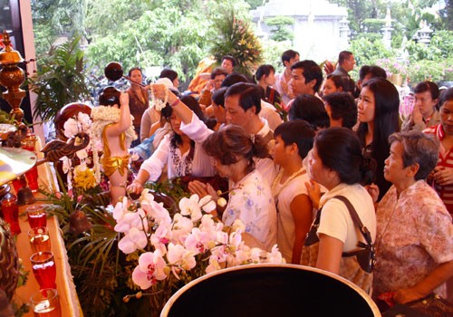 Đông đảo người dân thực hiện nghi lễ tắm Phật Phật tử, người dân cúng bái, cầu may tại chùa Vĩnh Nghiêm Nhiều phụ huynh đưa con em, cũng như các bạn trẻ đến chùa để cúng viếng Lòng thành kính trước cửa Phật Phóng sinh... Các đoàn thể, cá nhân gửi lẵng hoa mừng Đại lễ Phật đản 2010 Không khí diễn ra trang nghiêm, trật tự, nhưng vẫn còn một số ít người bán hàng chèo kéo khách mua đồ. Người dân Sài Gòn mừng Đại lễ Phật đản