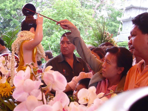 Người dân Sài Gòn mừng Đại lễ Phật đản