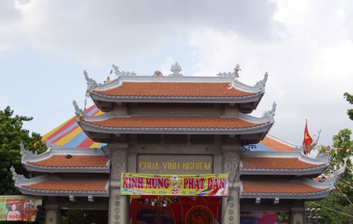 Đông đảo người dân thực hiện nghi lễ tắm Phật Phật tử, người dân cúng bái, cầu may tại chùa Vĩnh Nghiêm Nhiều phụ huynh đưa con em, cũng như các bạn trẻ đến chùa để cúng viếng Lòng thành kính trước cửa Phật Phóng sinh... Các đoàn thể, cá nhân gửi lẵng hoa mừng Đại lễ Phật đản 2010 Không khí diễn ra trang nghiêm, trật tự, nhưng vẫn còn một số ít người bán hàng chèo kéo khách mua đồ. Người dân Sài Gòn mừng Đại lễ Phật đản