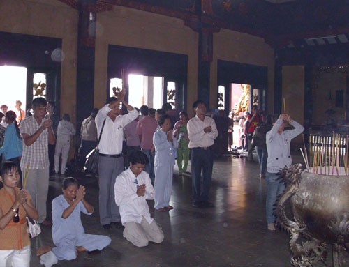Đông đảo người dân thực hiện nghi lễ tắm Phật Phật tử, người dân cúng bái, cầu may tại chùa Vĩnh Nghiêm Nhiều phụ huynh đưa con em, cũng như các bạn trẻ đến chùa để cúng viếng Lòng thành kính trước cửa Phật Phóng sinh... Các đoàn thể, cá nhân gửi lẵng hoa mừng Đại lễ Phật đản 2010 Không khí diễn ra trang nghiêm, trật tự, nhưng vẫn còn một số ít người bán hàng chèo kéo khách mua đồ. Người dân Sài Gòn mừng Đại lễ Phật đản