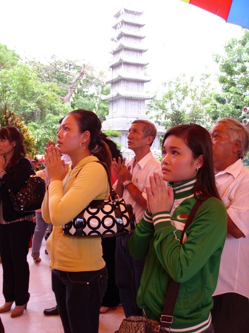 Đông đảo người dân thực hiện nghi lễ tắm Phật Phật tử, người dân cúng bái, cầu may tại chùa Vĩnh Nghiêm Nhiều phụ huynh đưa con em, cũng như các bạn trẻ đến chùa để cúng viếng Lòng thành kính trước cửa Phật Phóng sinh... Các đoàn thể, cá nhân gửi lẵng hoa mừng Đại lễ Phật đản 2010 Không khí diễn ra trang nghiêm, trật tự, nhưng vẫn còn một số ít người bán hàng chèo kéo khách mua đồ. Người dân Sài Gòn mừng Đại lễ Phật đản