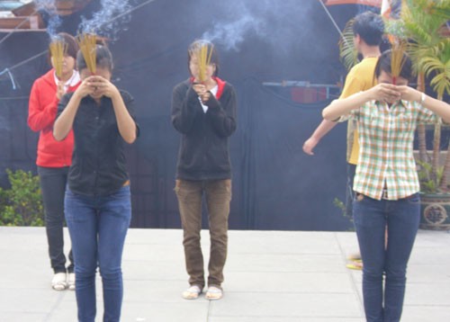 Đông đảo người dân thực hiện nghi lễ tắm Phật Phật tử, người dân cúng bái, cầu may tại chùa Vĩnh Nghiêm Nhiều phụ huynh đưa con em, cũng như các bạn trẻ đến chùa để cúng viếng Lòng thành kính trước cửa Phật Phóng sinh... Các đoàn thể, cá nhân gửi lẵng hoa mừng Đại lễ Phật đản 2010 Không khí diễn ra trang nghiêm, trật tự, nhưng vẫn còn một số ít người bán hàng chèo kéo khách mua đồ. Người dân Sài Gòn mừng Đại lễ Phật đản