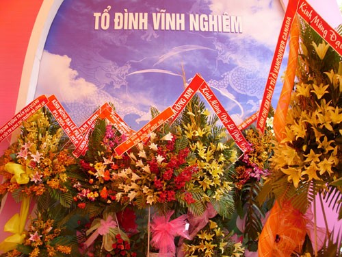 Đông đảo người dân thực hiện nghi lễ tắm Phật Phật tử, người dân cúng bái, cầu may tại chùa Vĩnh Nghiêm Nhiều phụ huynh đưa con em, cũng như các bạn trẻ đến chùa để cúng viếng Lòng thành kính trước cửa Phật Phóng sinh... Các đoàn thể, cá nhân gửi lẵng hoa mừng Đại lễ Phật đản 2010 Không khí diễn ra trang nghiêm, trật tự, nhưng vẫn còn một số ít người bán hàng chèo kéo khách mua đồ. Người dân Sài Gòn mừng Đại lễ Phật đản