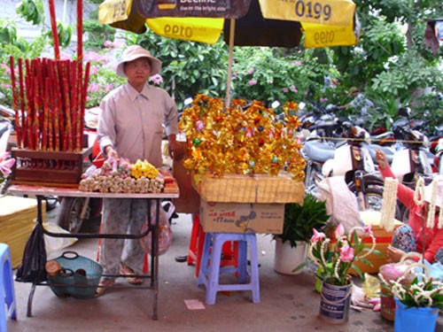 Đông đảo người dân thực hiện nghi lễ tắm Phật Phật tử, người dân cúng bái, cầu may tại chùa Vĩnh Nghiêm Nhiều phụ huynh đưa con em, cũng như các bạn trẻ đến chùa để cúng viếng Lòng thành kính trước cửa Phật Phóng sinh... Các đoàn thể, cá nhân gửi lẵng hoa mừng Đại lễ Phật đản 2010 Không khí diễn ra trang nghiêm, trật tự, nhưng vẫn còn một số ít người bán hàng chèo kéo khách mua đồ. Người dân Sài Gòn mừng Đại lễ Phật đản