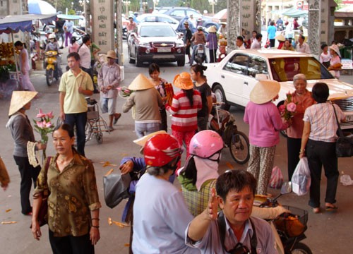 Đông đảo người dân thực hiện nghi lễ tắm Phật Phật tử, người dân cúng bái, cầu may tại chùa Vĩnh Nghiêm Nhiều phụ huynh đưa con em, cũng như các bạn trẻ đến chùa để cúng viếng Lòng thành kính trước cửa Phật Phóng sinh... Các đoàn thể, cá nhân gửi lẵng hoa mừng Đại lễ Phật đản 2010 Không khí diễn ra trang nghiêm, trật tự, nhưng vẫn còn một số ít người bán hàng chèo kéo khách mua đồ. Người dân Sài Gòn mừng Đại lễ Phật đản