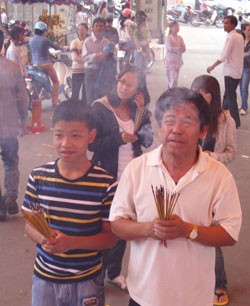 Đông đảo người dân thực hiện nghi lễ tắm Phật Phật tử, người dân cúng bái, cầu may tại chùa Vĩnh Nghiêm Nhiều phụ huynh đưa con em, cũng như các bạn trẻ đến chùa để cúng viếng Lòng thành kính trước cửa Phật Phóng sinh... Các đoàn thể, cá nhân gửi lẵng hoa mừng Đại lễ Phật đản 2010 Không khí diễn ra trang nghiêm, trật tự, nhưng vẫn còn một số ít người bán hàng chèo kéo khách mua đồ. Người dân Sài Gòn mừng Đại lễ Phật đản