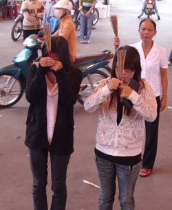 Đông đảo người dân thực hiện nghi lễ tắm Phật Phật tử, người dân cúng bái, cầu may tại chùa Vĩnh Nghiêm Nhiều phụ huynh đưa con em, cũng như các bạn trẻ đến chùa để cúng viếng Lòng thành kính trước cửa Phật Phóng sinh... Các đoàn thể, cá nhân gửi lẵng hoa mừng Đại lễ Phật đản 2010 Không khí diễn ra trang nghiêm, trật tự, nhưng vẫn còn một số ít người bán hàng chèo kéo khách mua đồ. Người dân Sài Gòn mừng Đại lễ Phật đản