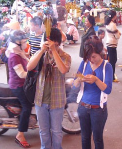 Đông đảo người dân thực hiện nghi lễ tắm Phật Phật tử, người dân cúng bái, cầu may tại chùa Vĩnh Nghiêm Nhiều phụ huynh đưa con em, cũng như các bạn trẻ đến chùa để cúng viếng Lòng thành kính trước cửa Phật Phóng sinh... Các đoàn thể, cá nhân gửi lẵng hoa mừng Đại lễ Phật đản 2010 Không khí diễn ra trang nghiêm, trật tự, nhưng vẫn còn một số ít người bán hàng chèo kéo khách mua đồ. Người dân Sài Gòn mừng Đại lễ Phật đản