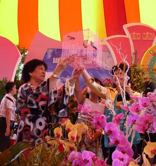 Đông đảo người dân thực hiện nghi lễ tắm Phật Phật tử, người dân cúng bái, cầu may tại chùa Vĩnh Nghiêm Nhiều phụ huynh đưa con em, cũng như các bạn trẻ đến chùa để cúng viếng Lòng thành kính trước cửa Phật Phóng sinh... Các đoàn thể, cá nhân gửi lẵng hoa mừng Đại lễ Phật đản 2010 Không khí diễn ra trang nghiêm, trật tự, nhưng vẫn còn một số ít người bán hàng chèo kéo khách mua đồ. Người dân Sài Gòn mừng Đại lễ Phật đản