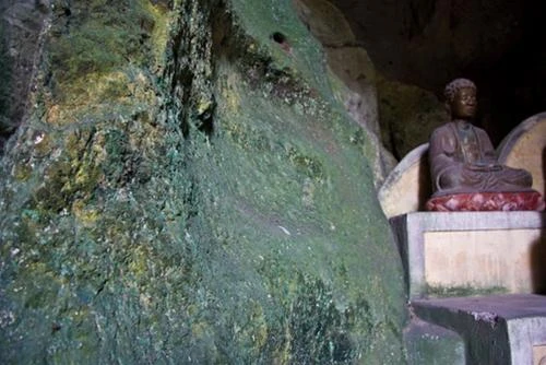 Phiến đá xanh kỳ lạ trong động Mẫu