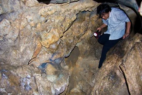 Du khách khám phá hang Kim Cương