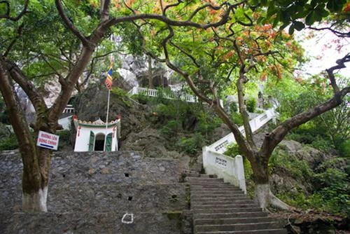 Một góc yên bình trong khu di tích động Kính Chủ