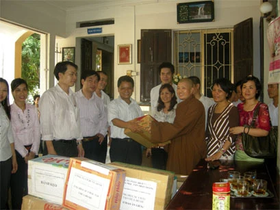 Đoàn cán bộ Uỷ ban Biên giới Quốc gia tặng quà cho trẻ em chùa Bồ Đề nhân ngày Quốc tế thiếu nhi 1-6-2010.