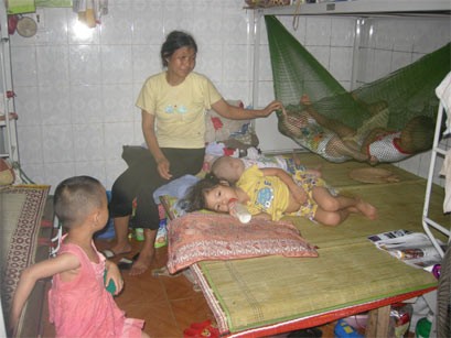Giữa ngày hè nóng 38-40 độ C, các em bé phải nằm chunng một giường. Giữa ngày hè nóng 38-40 độ C, các em bé phải nằm chunng một giường.