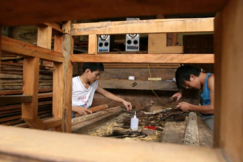 Sơm Đồng nổi tiếng với việc chế tác các tượng Phật cổ và giả cổ. Người làm tượng đòi hỏi phải chính xác từng chi tiết. Ngoài ra, cần có lòng say mê. Hiện nay, ở Sơn Đồng có nhiều người trẻ tham gia vào công việc tạc tượng. Một người học nghề tại Sơn Đồng. Để học nghề thành thạo, biết làm mọi công đoạn của một bức tượng phải mất ít nhất 2 năm. Sản phẩm của làng nghề vô cùng phong phú và đa dạng về chủng loại. Những bức tượng phật được thiết kế tinh xảo, y như thật. Một góc xưởng làng nghề tại Sơn Đồng. Sau khi tạc tượng xong, chúng được đem đi sơn. Phút nghỉ ngơi của những người thợ. Đến Sơn Đồng hôm nay, từ đầu làng chúng ta đã nghe thấy tiếng đục, tiếng người gọi nhau í ới.