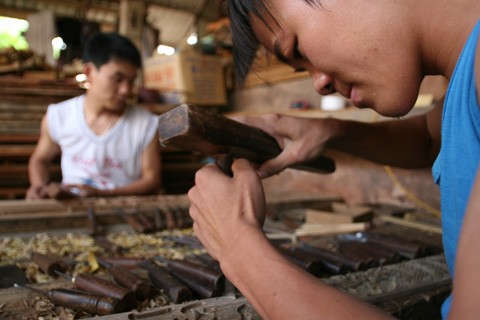 Sơm Đồng nổi tiếng với việc chế tác các tượng Phật cổ và giả cổ. Người làm tượng đòi hỏi phải chính xác từng chi tiết. Ngoài ra, cần có lòng say mê. Hiện nay, ở Sơn Đồng có nhiều người trẻ tham gia vào công việc tạc tượng. Một người học nghề tại Sơn Đồng. Để học nghề thành thạo, biết làm mọi công đoạn của một bức tượng phải mất ít nhất 2 năm. Sản phẩm của làng nghề vô cùng phong phú và đa dạng về chủng loại. Những bức tượng phật được thiết kế tinh xảo, y như thật. Một góc xưởng làng nghề tại Sơn Đồng. Sau khi tạc tượng xong, chúng được đem đi sơn. Phút nghỉ ngơi của những người thợ. Đến Sơn Đồng hôm nay, từ đầu làng chúng ta đã nghe thấy tiếng đục, tiếng người gọi nhau í ới. Sơm Đồng nổi tiếng với việc chế tác các tượng Phật cổ và giả cổ. Người làm tượng đòi hỏi phải chính xác từng chi tiết. Ngoài ra, cần có lòng say mê. Hiện nay, ở Sơn Đồng có nhiều người trẻ tham gia vào công việc tạc tượng. Một người học nghề tại Sơn Đồng. Để học nghề thành thạo, biết làm mọi công đoạn của một bức tượng phải mất ít nhất 2 năm. Sản phẩm của làng nghề vô cùng phong phú và đa dạng về chủng loại. Những bức tượng phật được thiết kế tinh xảo, y như thật. Một góc xưởng làng nghề tại Sơn Đồng. Sau khi tạc tượng xong, chúng được đem đi sơn. Phút nghỉ ngơi của những người thợ. Đến Sơn Đồng hôm nay, từ đầu làng chúng ta đã nghe thấy tiếng đục, tiếng người gọi nhau í ới.