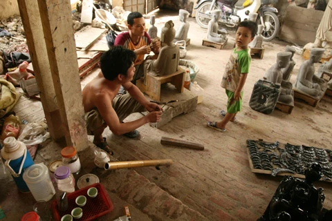 Sơm Đồng nổi tiếng với việc chế tác các tượng Phật cổ và giả cổ. Người làm tượng đòi hỏi phải chính xác từng chi tiết. Ngoài ra, cần có lòng say mê. Hiện nay, ở Sơn Đồng có nhiều người trẻ tham gia vào công việc tạc tượng. Một người học nghề tại Sơn Đồng. Để học nghề thành thạo, biết làm mọi công đoạn của một bức tượng phải mất ít nhất 2 năm. Sản phẩm của làng nghề vô cùng phong phú và đa dạng về chủng loại. Những bức tượng phật được thiết kế tinh xảo, y như thật. Một góc xưởng làng nghề tại Sơn Đồng. Sau khi tạc tượng xong, chúng được đem đi sơn. Phút nghỉ ngơi của những người thợ. Đến Sơn Đồng hôm nay, từ đầu làng chúng ta đã nghe thấy tiếng đục, tiếng người gọi nhau í ới.