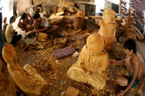 Sơm Đồng nổi tiếng với việc chế tác các tượng Phật cổ và giả cổ. Người làm tượng đòi hỏi phải chính xác từng chi tiết. Ngoài ra, cần có lòng say mê. Hiện nay, ở Sơn Đồng có nhiều người trẻ tham gia vào công việc tạc tượng. Một người học nghề tại Sơn Đồng. Để học nghề thành thạo, biết làm mọi công đoạn của một bức tượng phải mất ít nhất 2 năm. Sản phẩm của làng nghề vô cùng phong phú và đa dạng về chủng loại. Những bức tượng phật được thiết kế tinh xảo, y như thật. Một góc xưởng làng nghề tại Sơn Đồng. Sau khi tạc tượng xong, chúng được đem đi sơn. Phút nghỉ ngơi của những người thợ. Đến Sơn Đồng hôm nay, từ đầu làng chúng ta đã nghe thấy tiếng đục, tiếng người gọi nhau í ới.