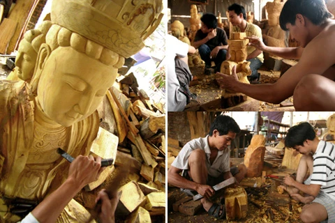 Sơm Đồng nổi tiếng với việc chế tác các tượng Phật cổ và giả cổ. Người làm tượng đòi hỏi phải chính xác từng chi tiết. Ngoài ra, cần có lòng say mê. Hiện nay, ở Sơn Đồng có nhiều người trẻ tham gia vào công việc tạc tượng. Một người học nghề tại Sơn Đồng. Để học nghề thành thạo, biết làm mọi công đoạn của một bức tượng phải mất ít nhất 2 năm. Sản phẩm của làng nghề vô cùng phong phú và đa dạng về chủng loại. Những bức tượng phật được thiết kế tinh xảo, y như thật. Một góc xưởng làng nghề tại Sơn Đồng. Sau khi tạc tượng xong, chúng được đem đi sơn. Phút nghỉ ngơi của những người thợ. Đến Sơn Đồng hôm nay, từ đầu làng chúng ta đã nghe thấy tiếng đục, tiếng người gọi nhau í ới.