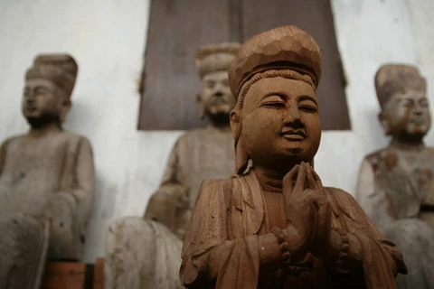 Sơm Đồng nổi tiếng với việc chế tác các tượng Phật cổ và giả cổ. Người làm tượng đòi hỏi phải chính xác từng chi tiết. Ngoài ra, cần có lòng say mê. Hiện nay, ở Sơn Đồng có nhiều người trẻ tham gia vào công việc tạc tượng. Một người học nghề tại Sơn Đồng. Để học nghề thành thạo, biết làm mọi công đoạn của một bức tượng phải mất ít nhất 2 năm. Sản phẩm của làng nghề vô cùng phong phú và đa dạng về chủng loại. Những bức tượng phật được thiết kế tinh xảo, y như thật. Một góc xưởng làng nghề tại Sơn Đồng. Sau khi tạc tượng xong, chúng được đem đi sơn. Phút nghỉ ngơi của những người thợ. Đến Sơn Đồng hôm nay, từ đầu làng chúng ta đã nghe thấy tiếng đục, tiếng người gọi nhau í ới.