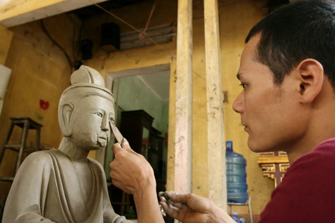 Sơm Đồng nổi tiếng với việc chế tác các tượng Phật cổ và giả cổ. Người làm tượng đòi hỏi phải chính xác từng chi tiết. Ngoài ra, cần có lòng say mê. Hiện nay, ở Sơn Đồng có nhiều người trẻ tham gia vào công việc tạc tượng. Một người học nghề tại Sơn Đồng. Để học nghề thành thạo, biết làm mọi công đoạn của một bức tượng phải mất ít nhất 2 năm. Sản phẩm của làng nghề vô cùng phong phú và đa dạng về chủng loại. Những bức tượng phật được thiết kế tinh xảo, y như thật. Một góc xưởng làng nghề tại Sơn Đồng. Sau khi tạc tượng xong, chúng được đem đi sơn. Phút nghỉ ngơi của những người thợ. Đến Sơn Đồng hôm nay, từ đầu làng chúng ta đã nghe thấy tiếng đục, tiếng người gọi nhau í ới.