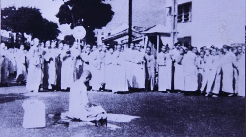 Bồ tát Thích Quảng Đức ngồi kiết già niệm Phật, chuẩn bị tự thiêu - Ảnh: Nguyễn Văn Thông