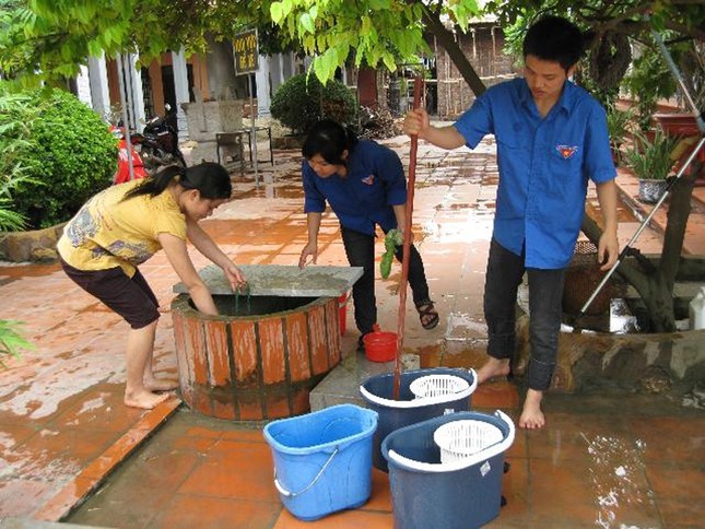 Sinh viên Hà Nội giúp sư thầy chùa Tứ Kỳ dọn chùa ngày 16-5. Sinh viên Hà Nội giúp sư thầy chùa Tứ Kỳ dọn chùa ngày 16-5