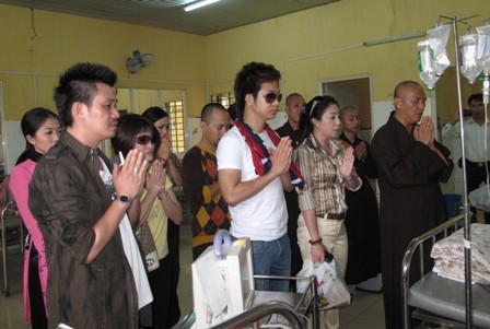 DVĐA Việt Trinh và các nghệ sĩ đến với người bất hạnh ảnh 2 chi viettrinh 4.jpg