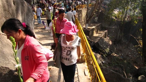 Sinh viên rủ nhau lên chùa đi... 'tu' ảnh 1