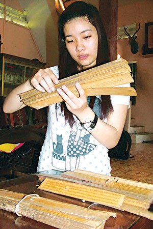 Một số sách kinh được viết trên lá buông.