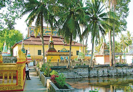 Một góc cảnh chùa Xà Tón.