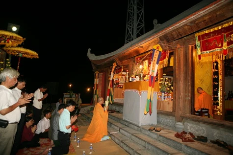 Đông đảo quân và dân trên đảo Sinh Tồn tham dự Đại lễ cầu siêu các anh hùng liệt sĩ và đồng bảo tử nạn trên vùng biển Trường Sa tại chùa Sinh Tồn