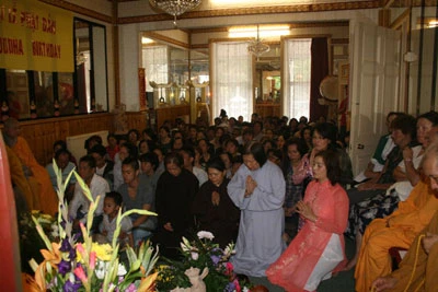 Bà con người Việt tại Vương quốc Anh tổ chức Lễ Phật đản 2010 ảnh 3