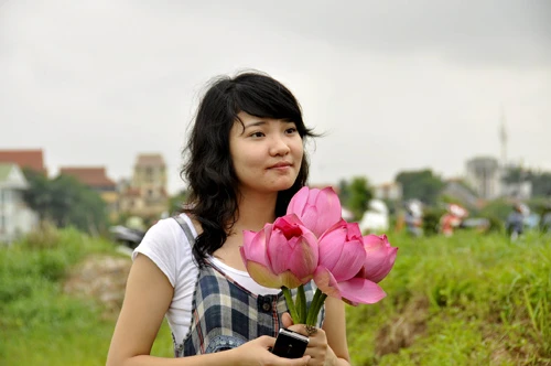 Teen Hà Nội duyên dáng giữa mùa hoa sen