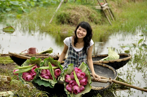 Teen Hà Nội duyên dáng giữa mùa hoa sen
