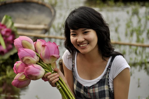Teen Hà Nội duyên dáng giữa mùa hoa sen