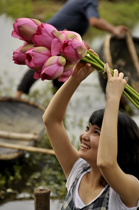 Teen Hà Nội duyên dáng giữa mùa hoa sen