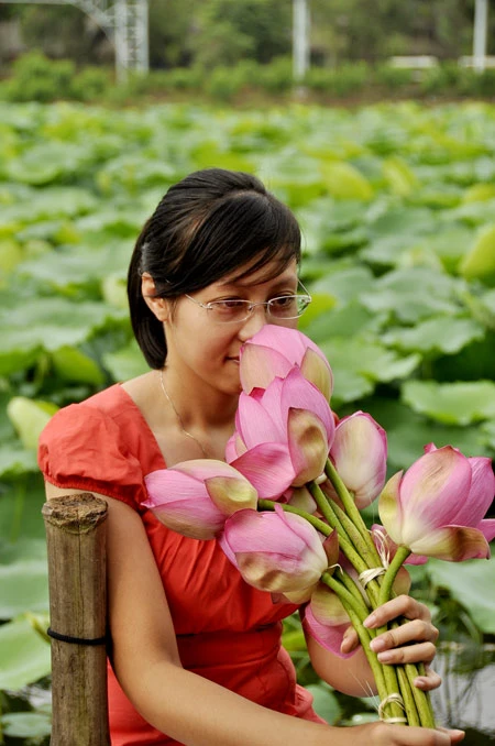 Teen Hà Nội duyên dáng giữa mùa hoa sen