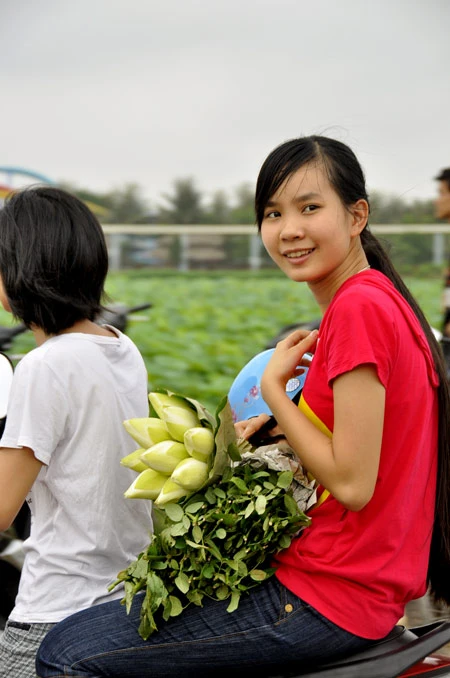 Teen Hà Nội duyên dáng giữa mùa hoa sen