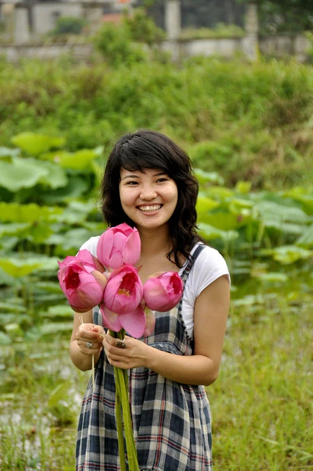 Teen Hà Nội duyên dáng giữa mùa hoa sen