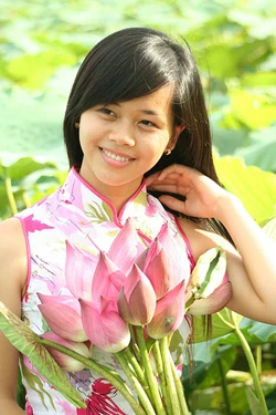 Teen Hà Nội duyên dáng giữa mùa hoa sen