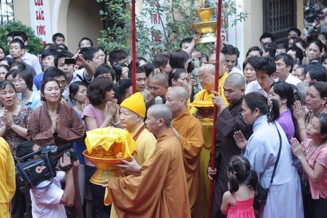 Dẫn đầu đoàn rước do Hòa thượng Thích Thanh Tứ, Phó Chủ tịch Thường trực HĐTS Trung ương Giáo hội Phật giáo Việt Nam