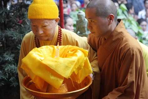 Bảy viên ngọc xá lợi Phật được an vị trong một tòa tháp trong suốt rất trang trọng
