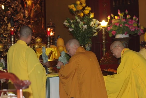 Tượng Phật ngọc và xá lợi Phật được đưa vào trong chùa và an vị để làm lễ cung nghinh
