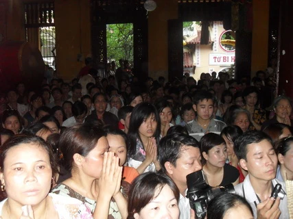 Rất đông Phật tử và nhân dân đến tham dự lễ rước nhưng không thể vào trong để chiêm bái ngọc xá lợi và Phật ngọc