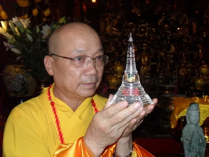Vị hòa thượng này đã phải dâng cao tòa tháp chứa ngọc xá lợi Phật để nhân dân được chiêm bái